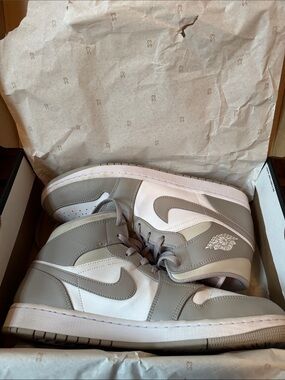 Nike Air Jordan 1 Mid in Grey & White